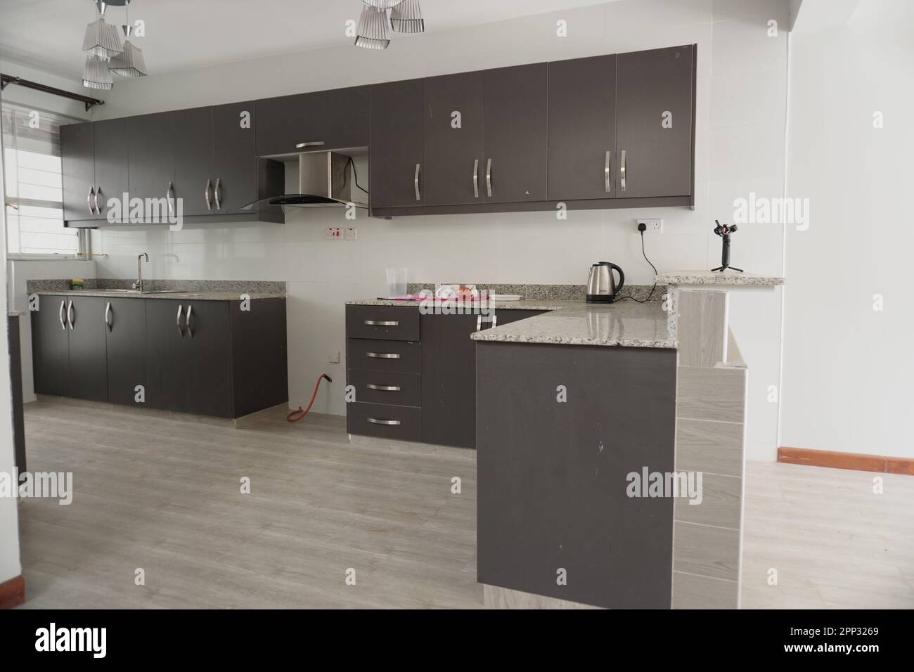 STADTHAUS MIT OFFENER KÜCHE UND SEHR SCHÖNEN TREPPEN, AUCH DIE KLEIDERSCHRÄNKE SIND NEU Stockfoto