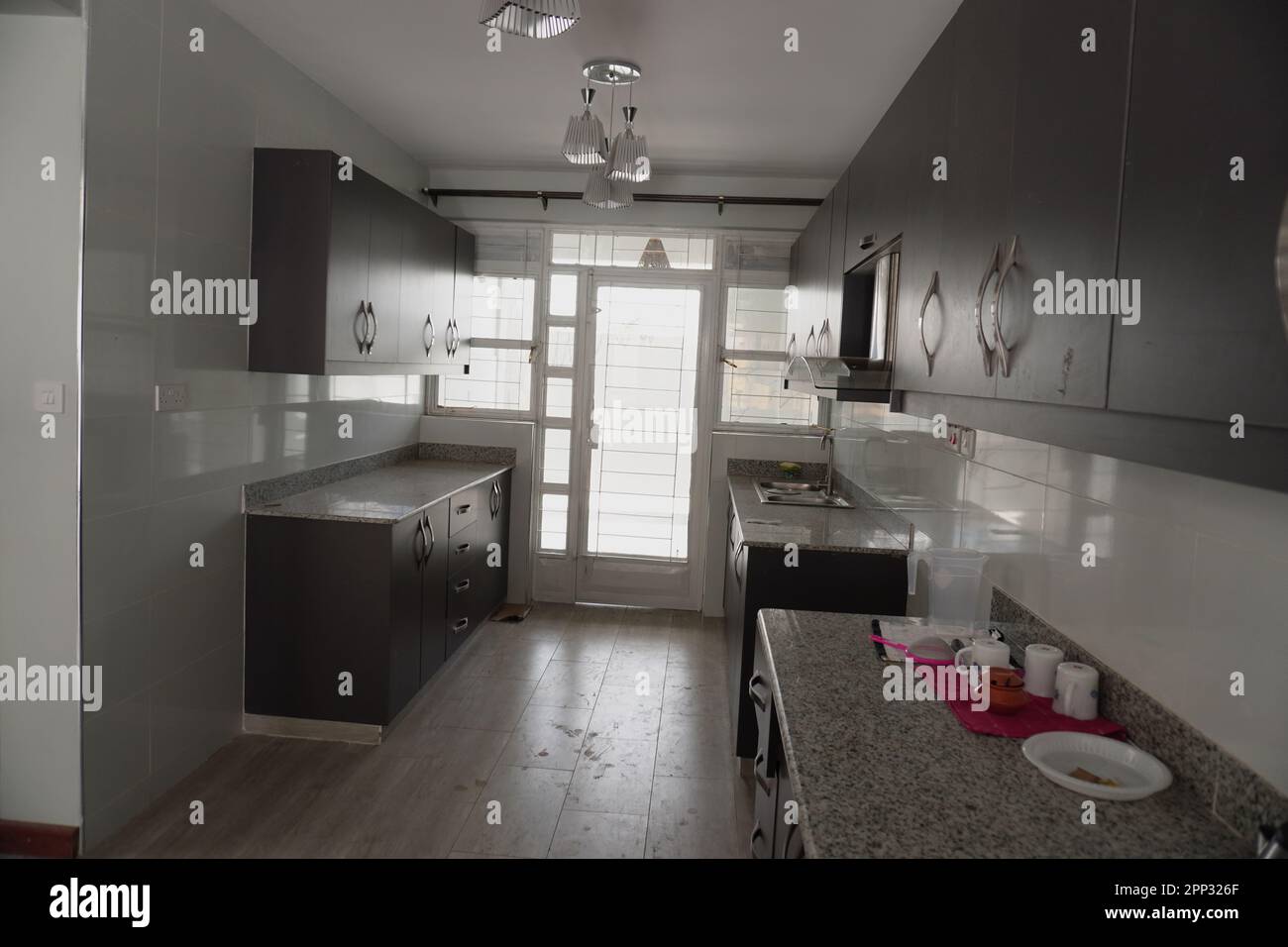 STADTHAUS MIT OFFENER KÜCHE UND SEHR SCHÖNEN TREPPEN, AUCH DIE KLEIDERSCHRÄNKE SIND NEU Stockfoto