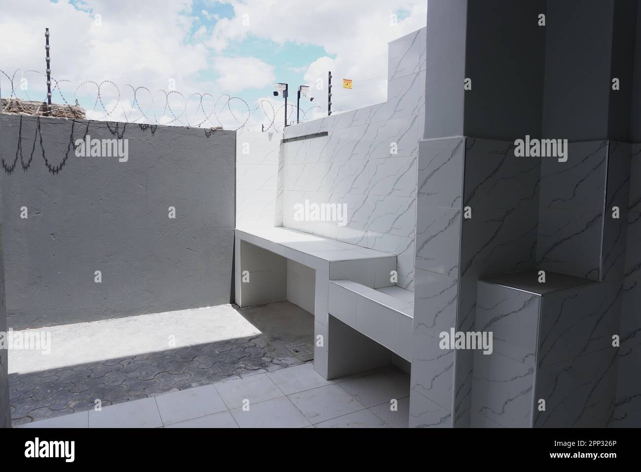 STADTHAUS MIT OFFENER KÜCHE UND SEHR SCHÖNEN TREPPEN, AUCH DIE KLEIDERSCHRÄNKE SIND NEU Stockfoto