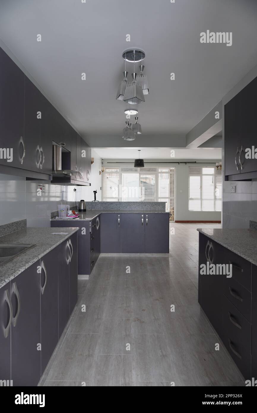 STADTHAUS MIT OFFENER KÜCHE UND SEHR SCHÖNEN TREPPEN, AUCH DIE KLEIDERSCHRÄNKE SIND NEU Stockfoto