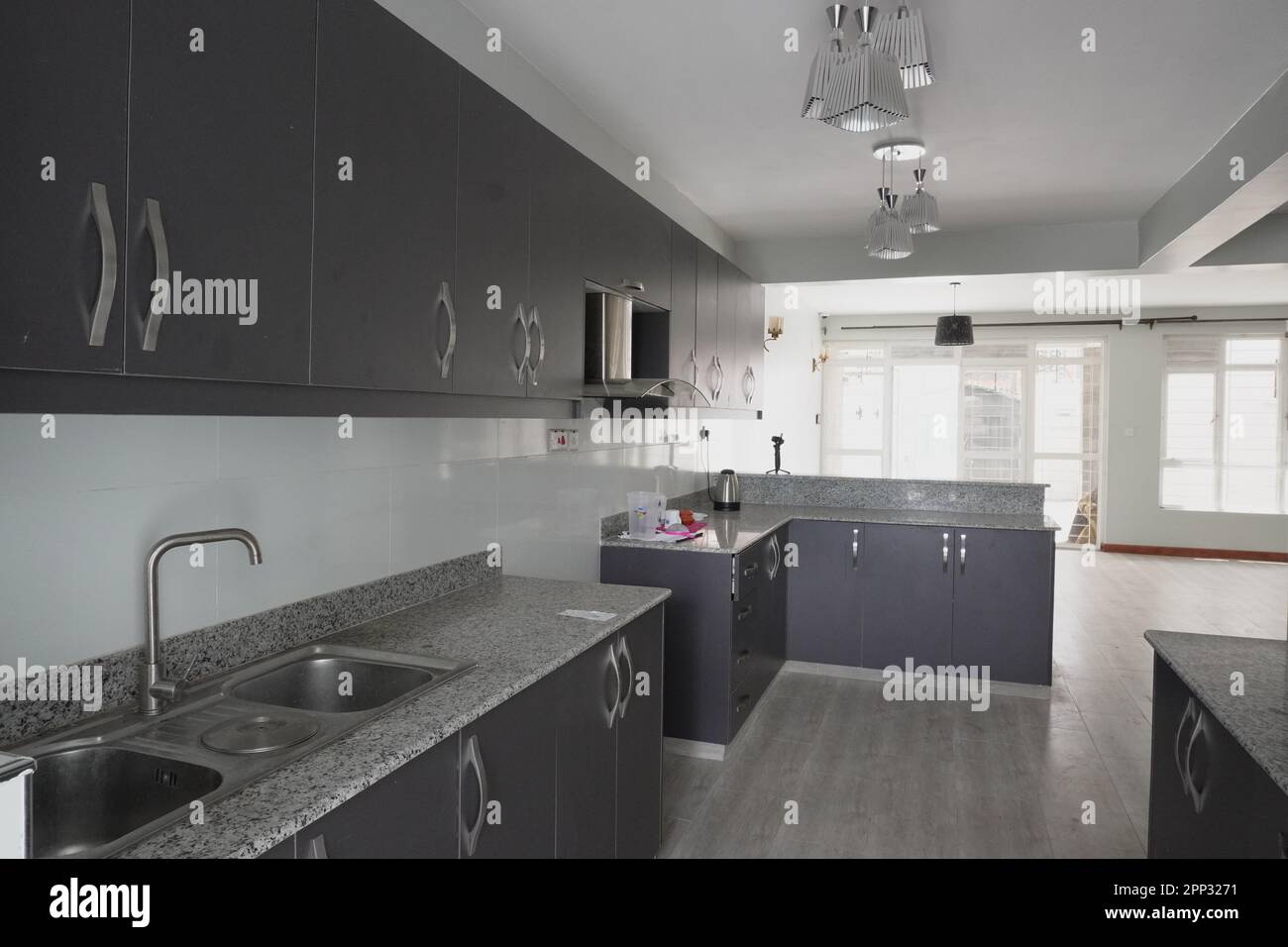 STADTHAUS MIT OFFENER KÜCHE UND SEHR SCHÖNEN TREPPEN, AUCH DIE KLEIDERSCHRÄNKE SIND NEU Stockfoto