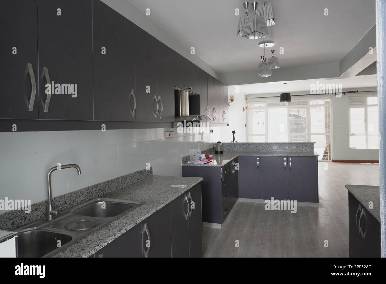 STADTHAUS MIT OFFENER KÜCHE UND SEHR SCHÖNEN TREPPEN, AUCH DIE KLEIDERSCHRÄNKE SIND NEU Stockfoto