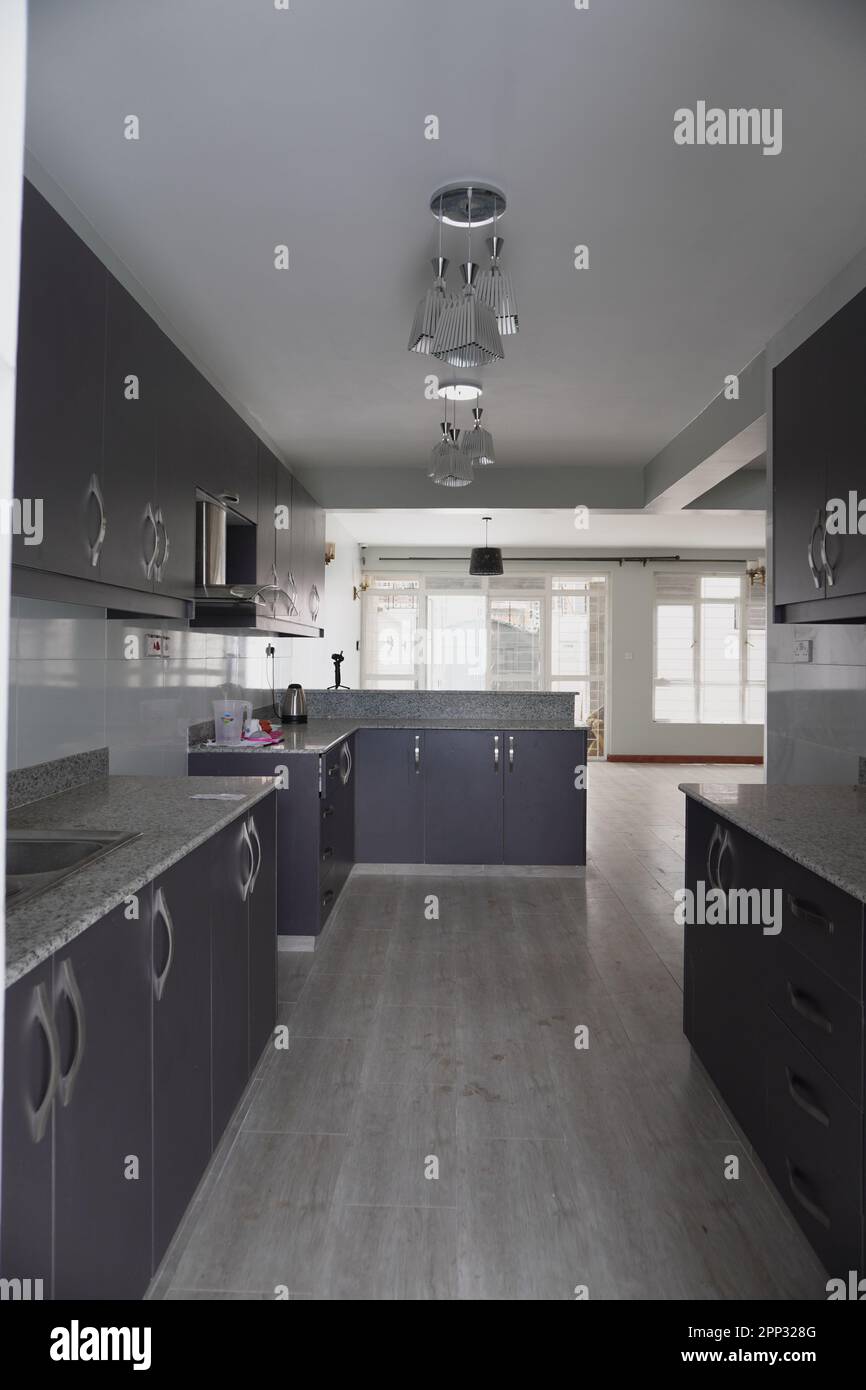 STADTHAUS MIT OFFENER KÜCHE UND SEHR SCHÖNEN TREPPEN, AUCH DIE KLEIDERSCHRÄNKE SIND NEU Stockfoto