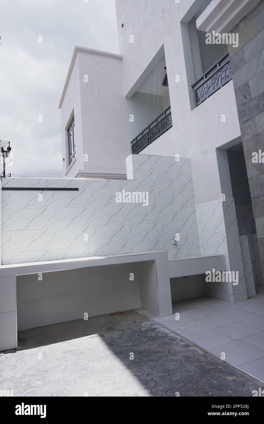 STADTHAUS MIT OFFENER KÜCHE UND SEHR SCHÖNEN TREPPEN, AUCH DIE KLEIDERSCHRÄNKE SIND NEU Stockfoto