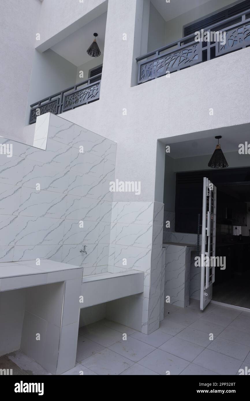 STADTHAUS MIT OFFENER KÜCHE UND SEHR SCHÖNEN TREPPEN, AUCH DIE KLEIDERSCHRÄNKE SIND NEU Stockfoto