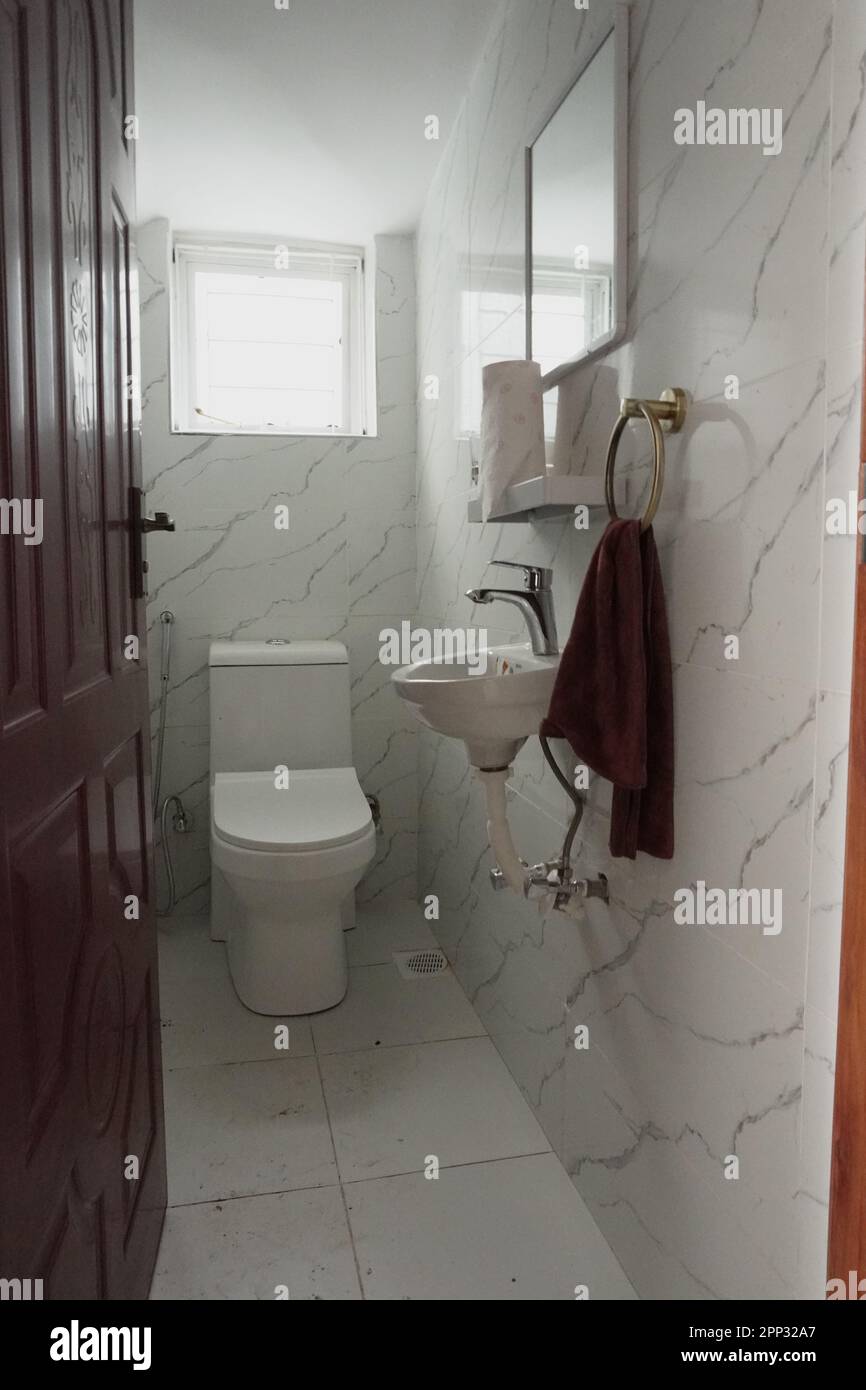 STADTHAUS MIT OFFENER KÜCHE UND SEHR SCHÖNEN TREPPEN, AUCH DIE KLEIDERSCHRÄNKE SIND NEU Stockfoto