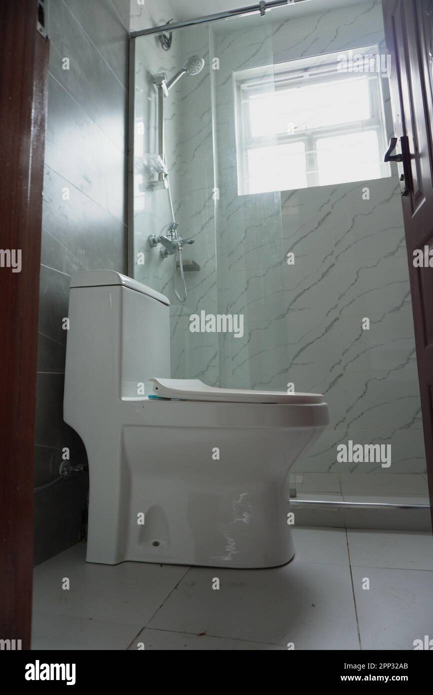 STADTHAUS MIT OFFENER KÜCHE UND SEHR SCHÖNEN TREPPEN, AUCH DIE KLEIDERSCHRÄNKE SIND NEU Stockfoto