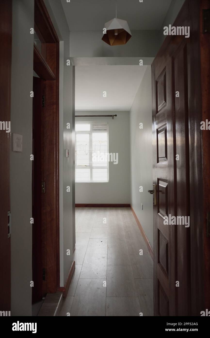 STADTHAUS MIT OFFENER KÜCHE UND SEHR SCHÖNEN TREPPEN, AUCH DIE KLEIDERSCHRÄNKE SIND NEU Stockfoto