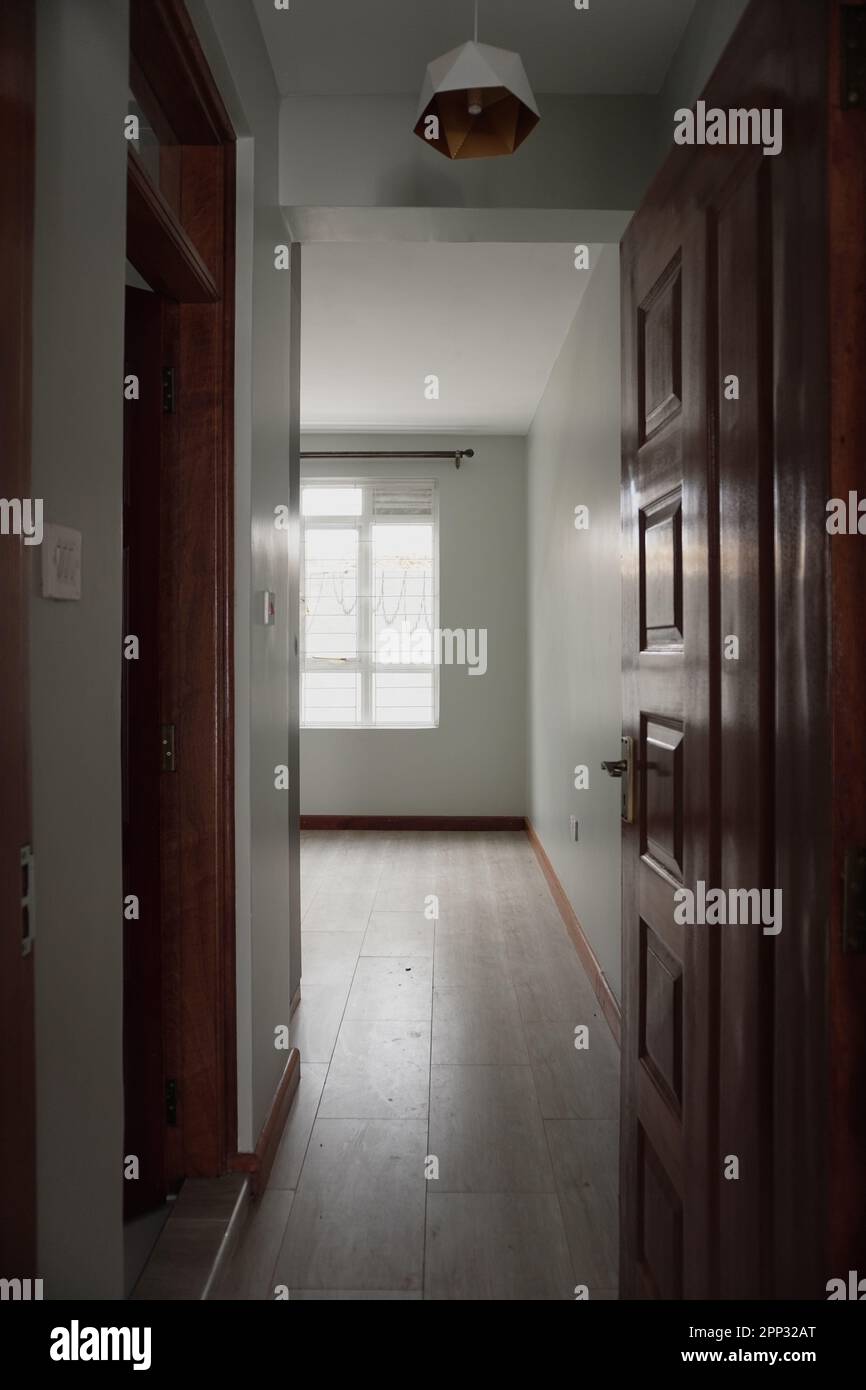 STADTHAUS MIT OFFENER KÜCHE UND SEHR SCHÖNEN TREPPEN, AUCH DIE KLEIDERSCHRÄNKE SIND NEU Stockfoto