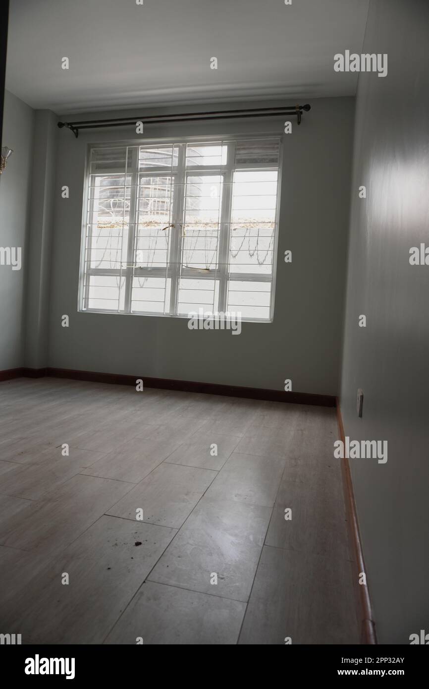 STADTHAUS MIT OFFENER KÜCHE UND SEHR SCHÖNEN TREPPEN, AUCH DIE KLEIDERSCHRÄNKE SIND NEU Stockfoto