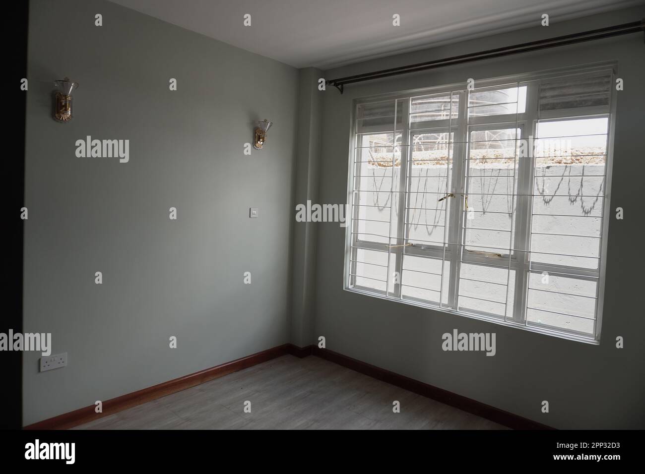 STADTHAUS MIT OFFENER KÜCHE UND SEHR SCHÖNEN TREPPEN, AUCH DIE KLEIDERSCHRÄNKE SIND NEU Stockfoto