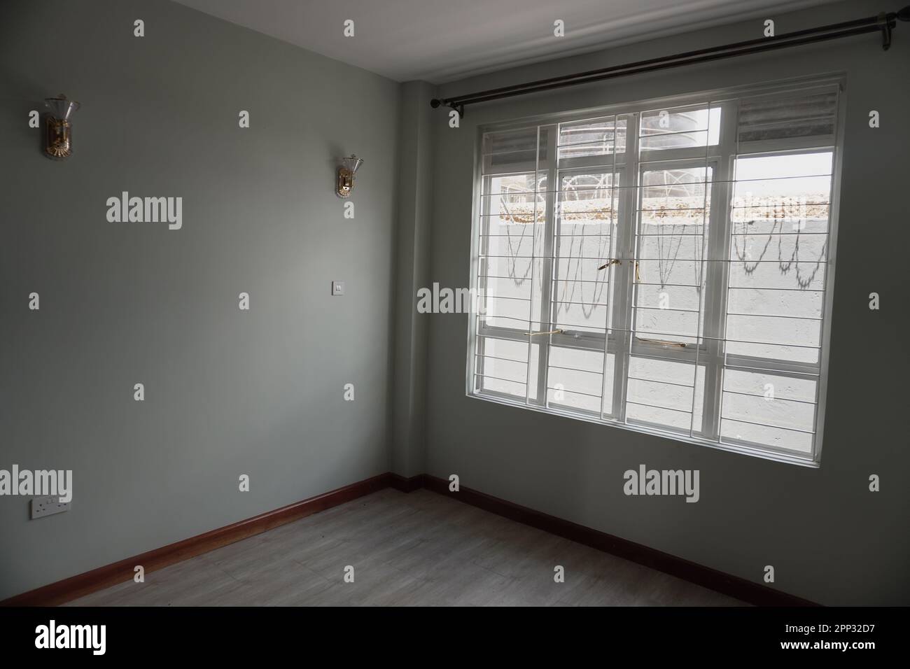 STADTHAUS MIT OFFENER KÜCHE UND SEHR SCHÖNEN TREPPEN, AUCH DIE KLEIDERSCHRÄNKE SIND NEU Stockfoto