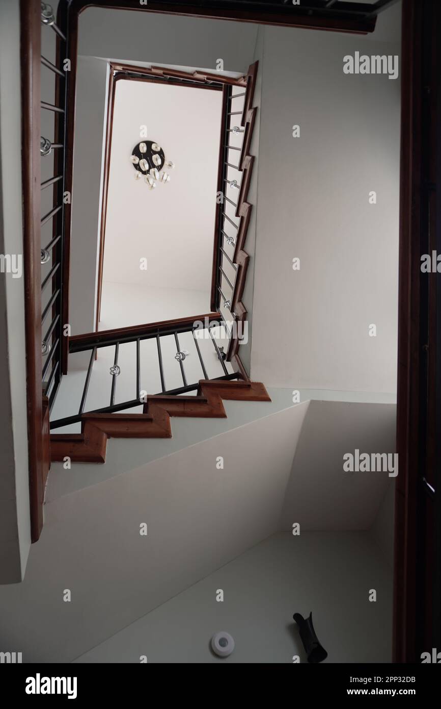 STADTHAUS MIT OFFENER KÜCHE UND SEHR SCHÖNEN TREPPEN, AUCH DIE KLEIDERSCHRÄNKE SIND NEU Stockfoto