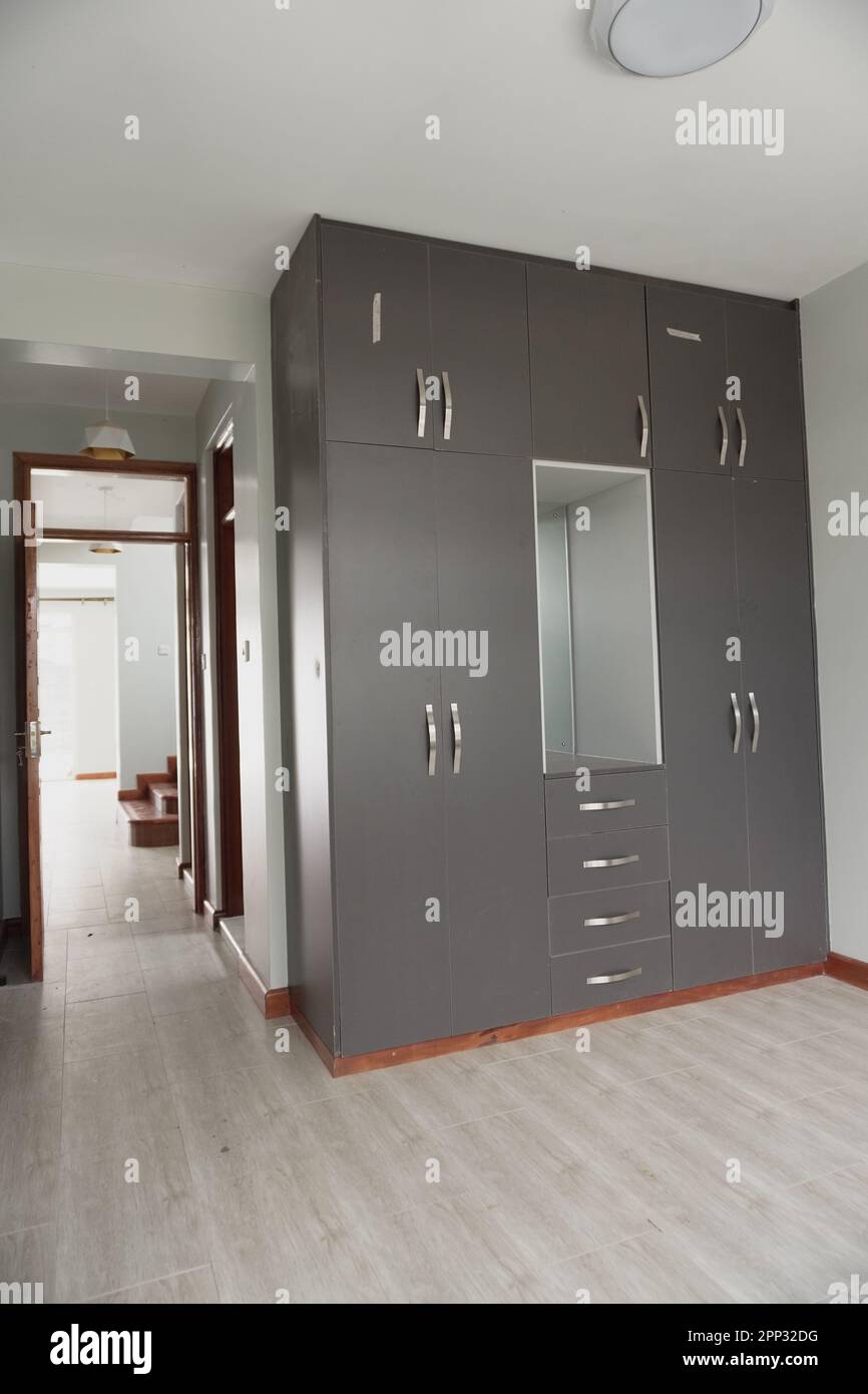 STADTHAUS MIT OFFENER KÜCHE UND SEHR SCHÖNEN TREPPEN, AUCH DIE KLEIDERSCHRÄNKE SIND NEU Stockfoto