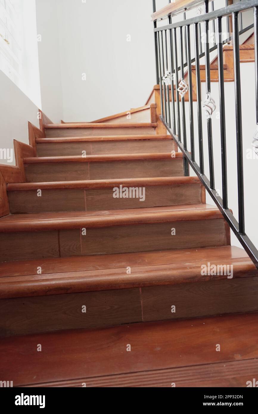 STADTHAUS MIT OFFENER KÜCHE UND SEHR SCHÖNEN TREPPEN, AUCH DIE KLEIDERSCHRÄNKE SIND NEU Stockfoto