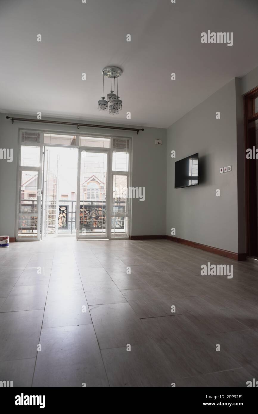 STADTHAUS MIT OFFENER KÜCHE UND SEHR SCHÖNEN TREPPEN, AUCH DIE KLEIDERSCHRÄNKE SIND NEU Stockfoto