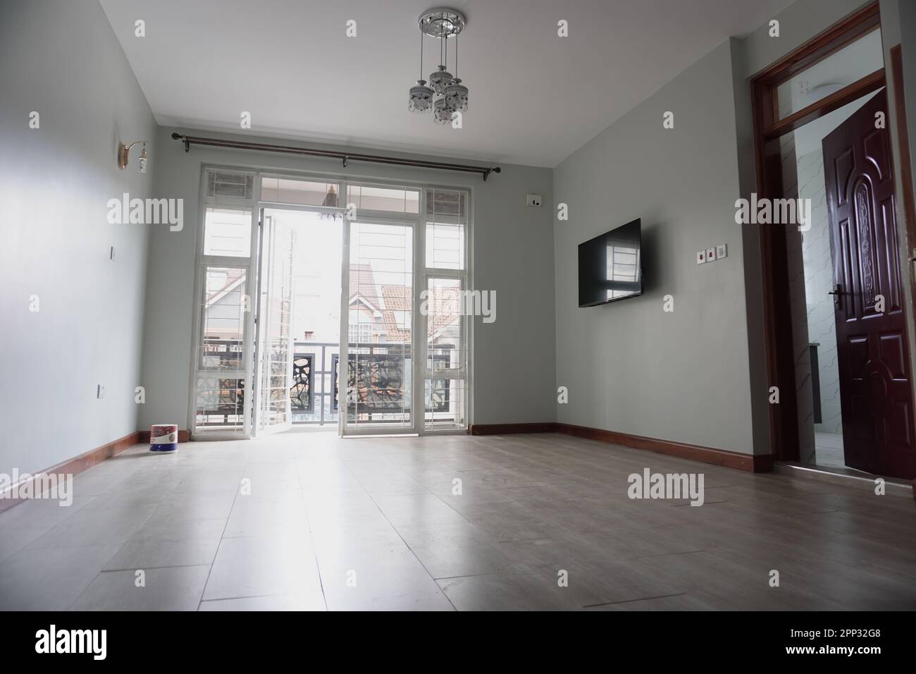 STADTHAUS MIT OFFENER KÜCHE UND SEHR SCHÖNEN TREPPEN, AUCH DIE KLEIDERSCHRÄNKE SIND NEU Stockfoto