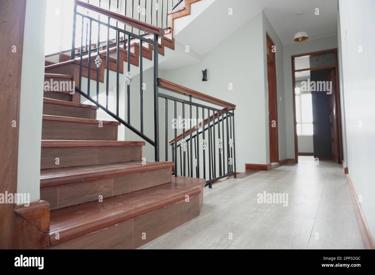 STADTHAUS MIT OFFENER KÜCHE UND SEHR SCHÖNEN TREPPEN, AUCH DIE KLEIDERSCHRÄNKE SIND NEU Stockfoto