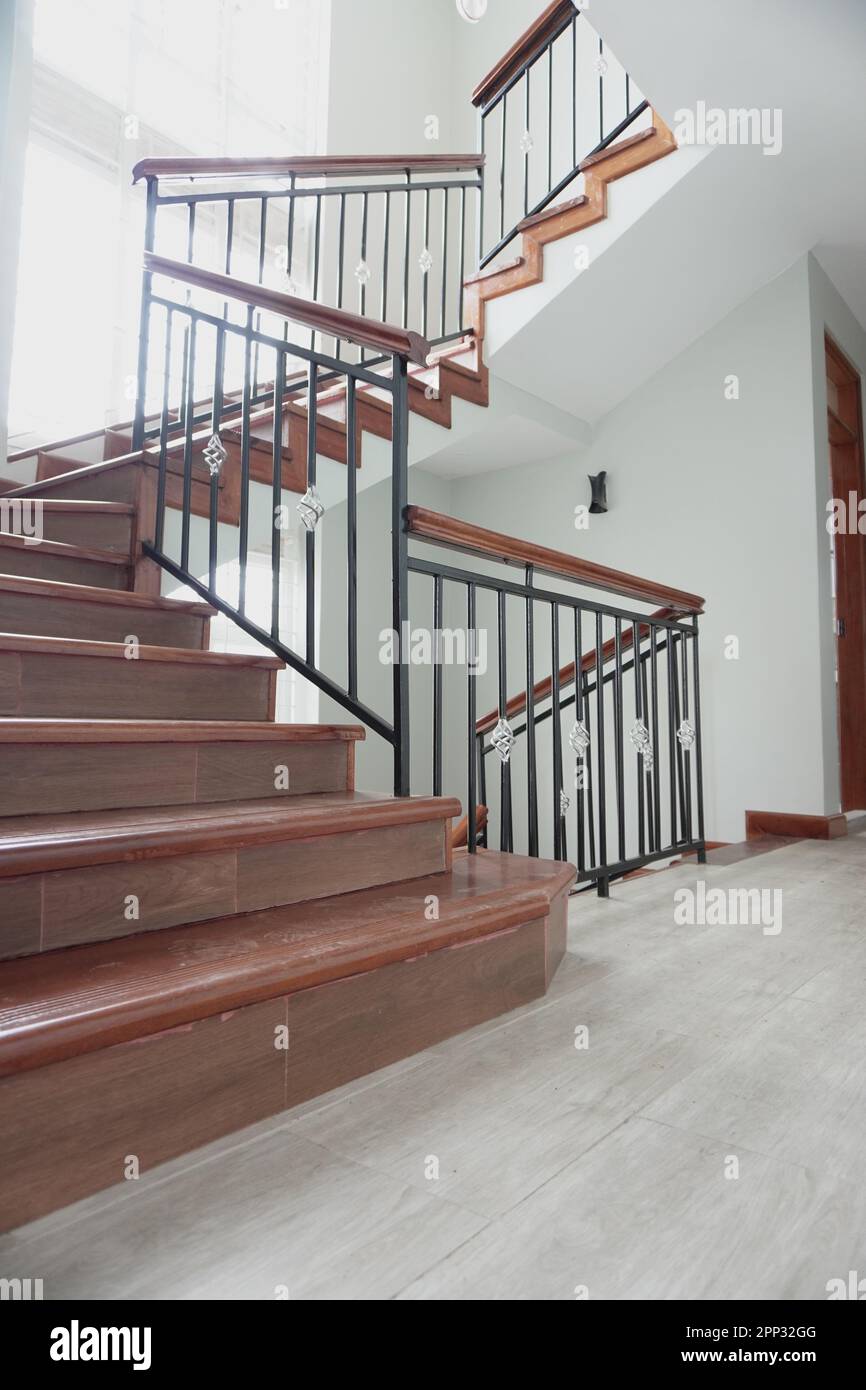 STADTHAUS MIT OFFENER KÜCHE UND SEHR SCHÖNEN TREPPEN, AUCH DIE KLEIDERSCHRÄNKE SIND NEU Stockfoto