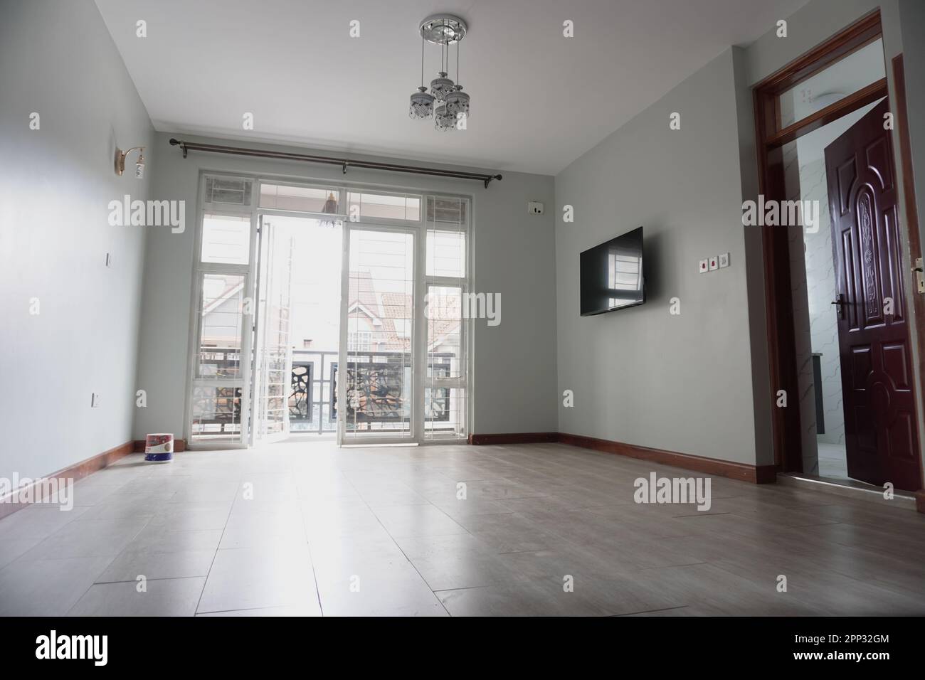 STADTHAUS MIT OFFENER KÜCHE UND SEHR SCHÖNEN TREPPEN, AUCH DIE KLEIDERSCHRÄNKE SIND NEU Stockfoto