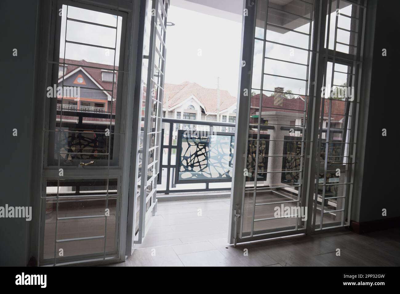 STADTHAUS MIT OFFENER KÜCHE UND SEHR SCHÖNEN TREPPEN, AUCH DIE KLEIDERSCHRÄNKE SIND NEU Stockfoto