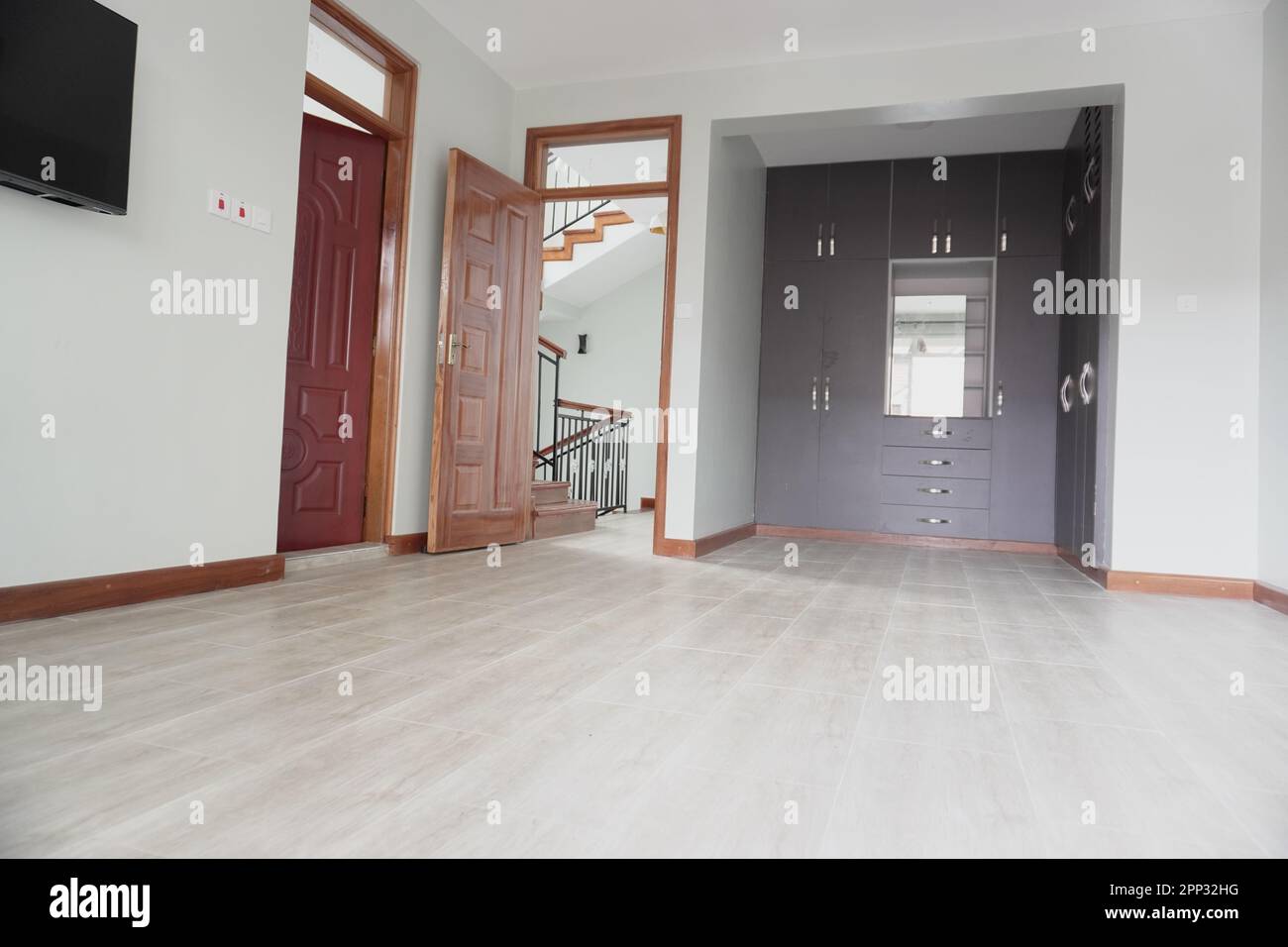 STADTHAUS MIT OFFENER KÜCHE UND SEHR SCHÖNEN TREPPEN, AUCH DIE KLEIDERSCHRÄNKE SIND NEU Stockfoto