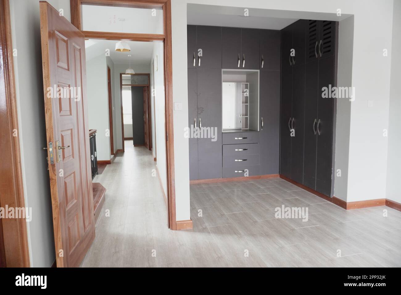 STADTHAUS MIT OFFENER KÜCHE UND SEHR SCHÖNEN TREPPEN, AUCH DIE KLEIDERSCHRÄNKE SIND NEU Stockfoto