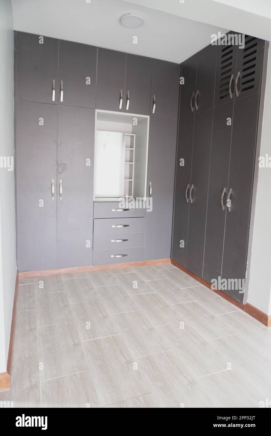 STADTHAUS MIT OFFENER KÜCHE UND SEHR SCHÖNEN TREPPEN, AUCH DIE KLEIDERSCHRÄNKE SIND NEU Stockfoto