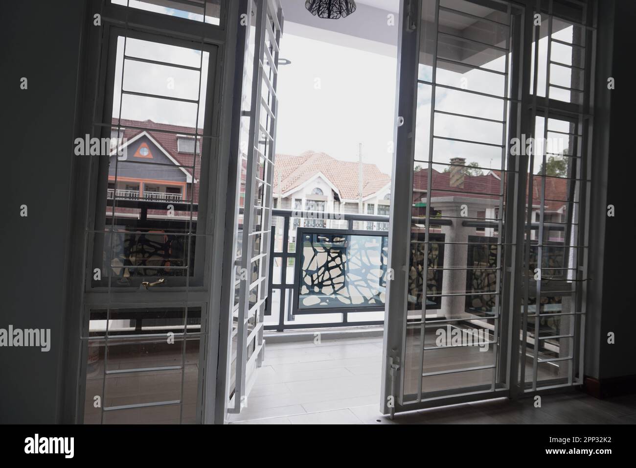 STADTHAUS MIT OFFENER KÜCHE UND SEHR SCHÖNEN TREPPEN, AUCH DIE KLEIDERSCHRÄNKE SIND NEU Stockfoto