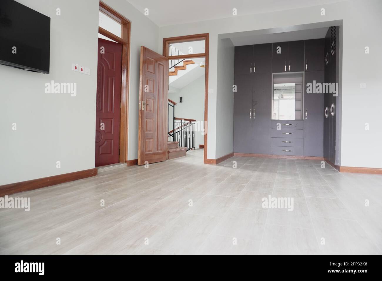 STADTHAUS MIT OFFENER KÜCHE UND SEHR SCHÖNEN TREPPEN, AUCH DIE KLEIDERSCHRÄNKE SIND NEU Stockfoto