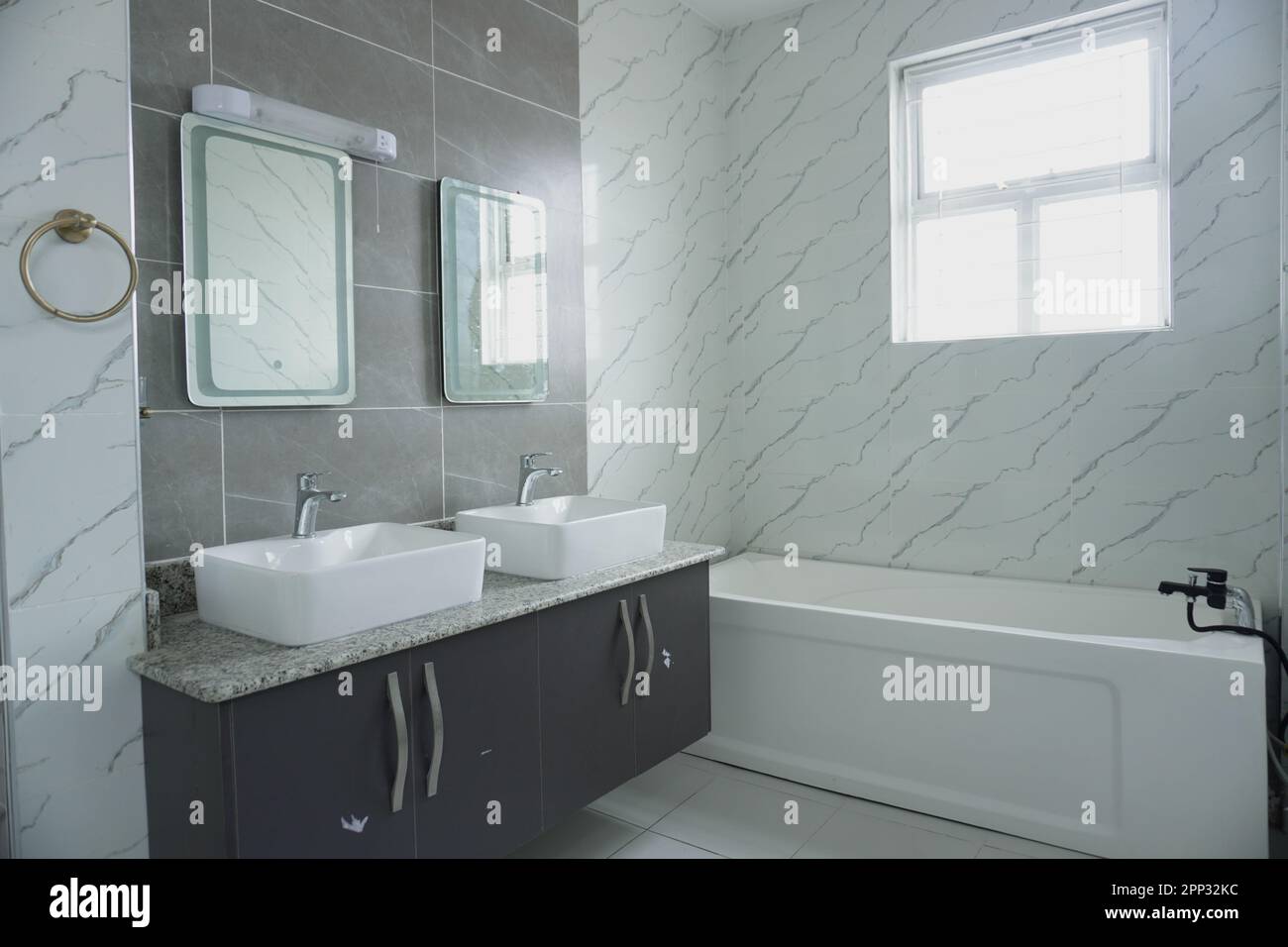 STADTHAUS MIT OFFENER KÜCHE UND SEHR SCHÖNEN TREPPEN, AUCH DIE KLEIDERSCHRÄNKE SIND NEU Stockfoto