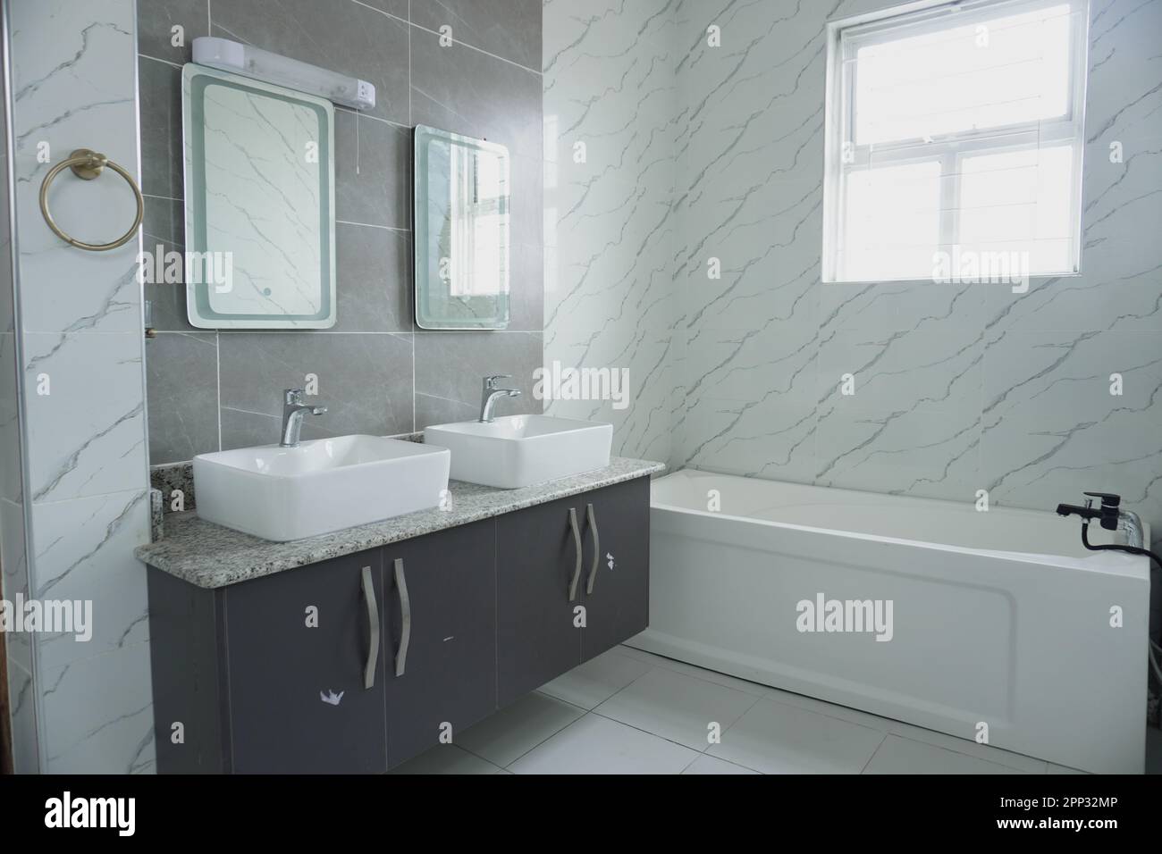 STADTHAUS MIT OFFENER KÜCHE UND SEHR SCHÖNEN TREPPEN, AUCH DIE KLEIDERSCHRÄNKE SIND NEU Stockfoto