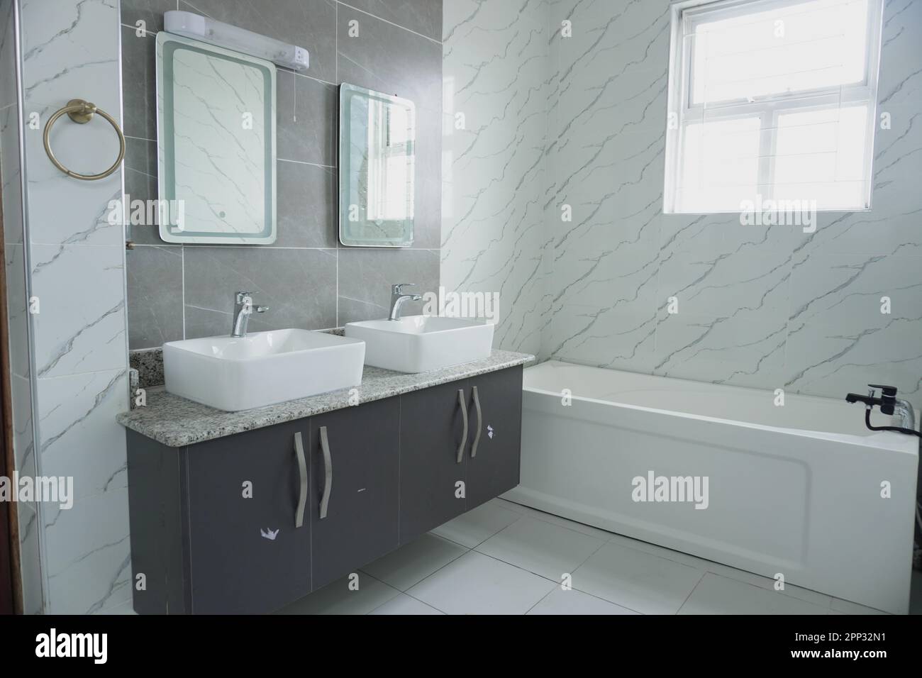 STADTHAUS MIT OFFENER KÜCHE UND SEHR SCHÖNEN TREPPEN, AUCH DIE KLEIDERSCHRÄNKE SIND NEU Stockfoto