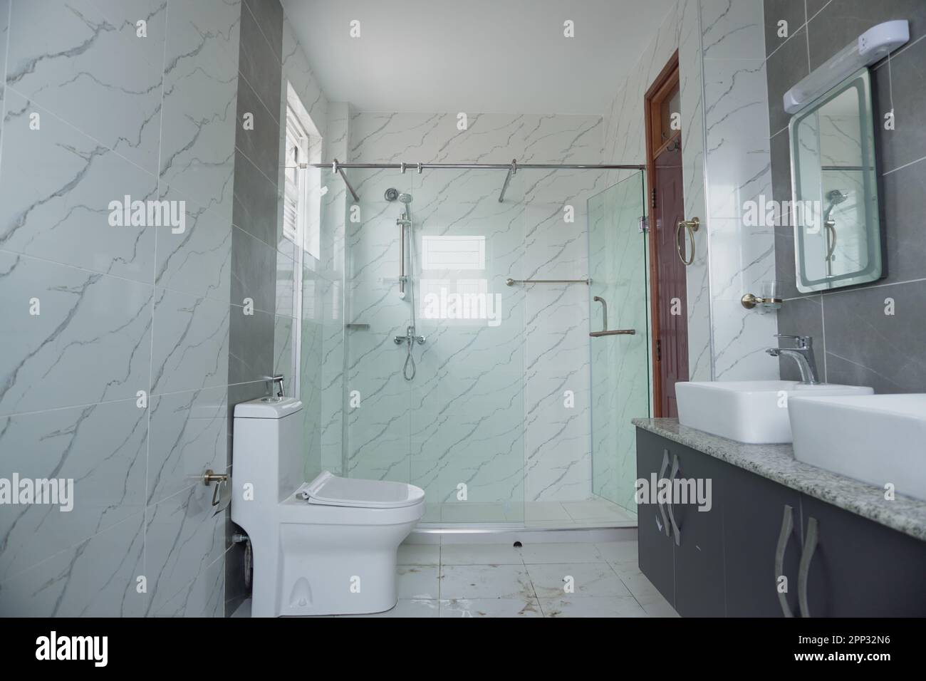 STADTHAUS MIT OFFENER KÜCHE UND SEHR SCHÖNEN TREPPEN, AUCH DIE KLEIDERSCHRÄNKE SIND NEU Stockfoto