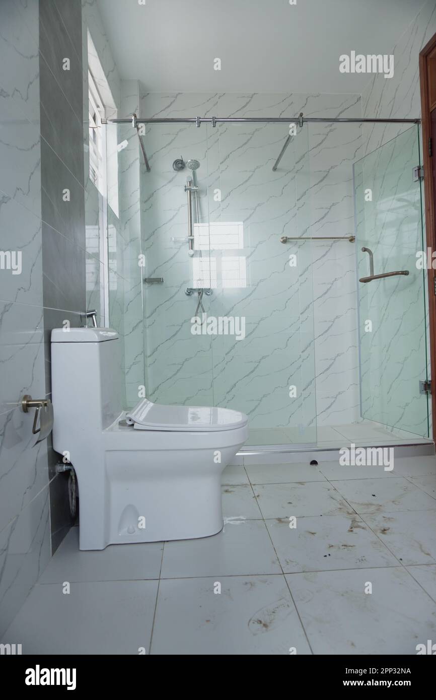 STADTHAUS MIT OFFENER KÜCHE UND SEHR SCHÖNEN TREPPEN, AUCH DIE KLEIDERSCHRÄNKE SIND NEU Stockfoto