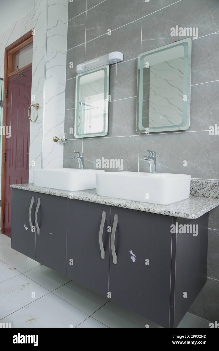 STADTHAUS MIT OFFENER KÜCHE UND SEHR SCHÖNEN TREPPEN, AUCH DIE KLEIDERSCHRÄNKE SIND NEU Stockfoto