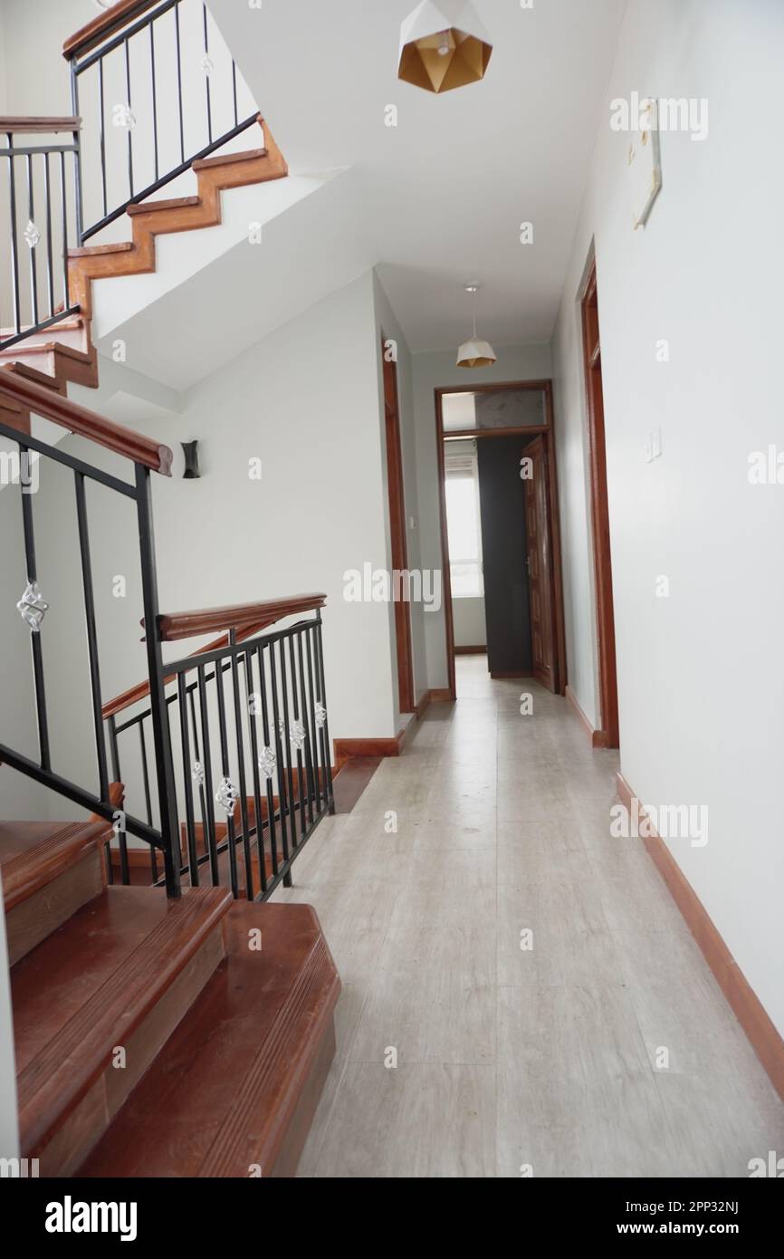 STADTHAUS MIT OFFENER KÜCHE UND SEHR SCHÖNEN TREPPEN, AUCH DIE KLEIDERSCHRÄNKE SIND NEU Stockfoto