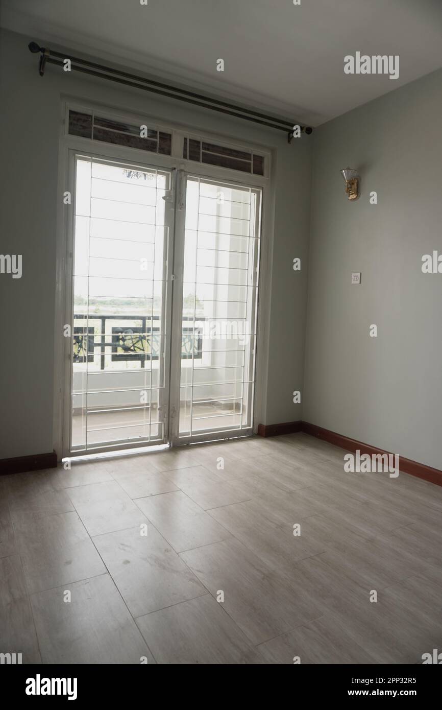STADTHAUS MIT OFFENER KÜCHE UND SEHR SCHÖNEN TREPPEN, AUCH DIE KLEIDERSCHRÄNKE SIND NEU Stockfoto