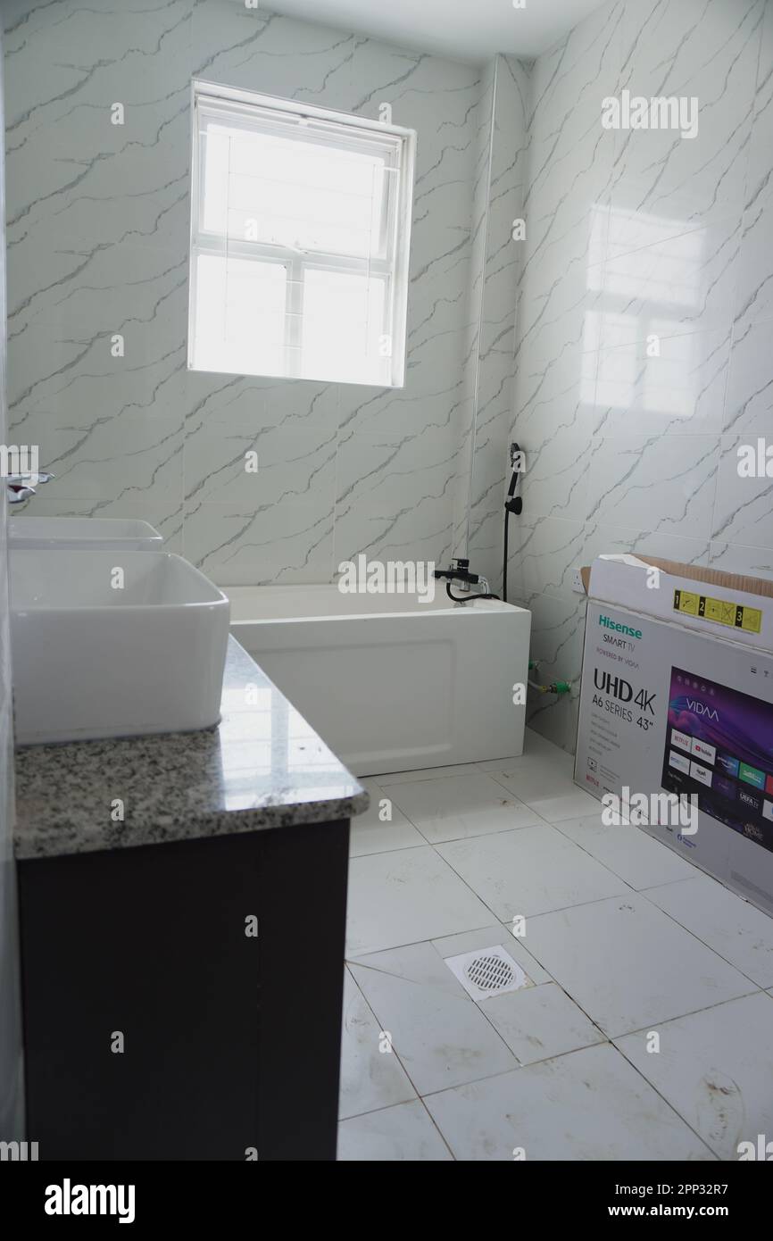 STADTHAUS MIT OFFENER KÜCHE UND SEHR SCHÖNEN TREPPEN, AUCH DIE KLEIDERSCHRÄNKE SIND NEU Stockfoto