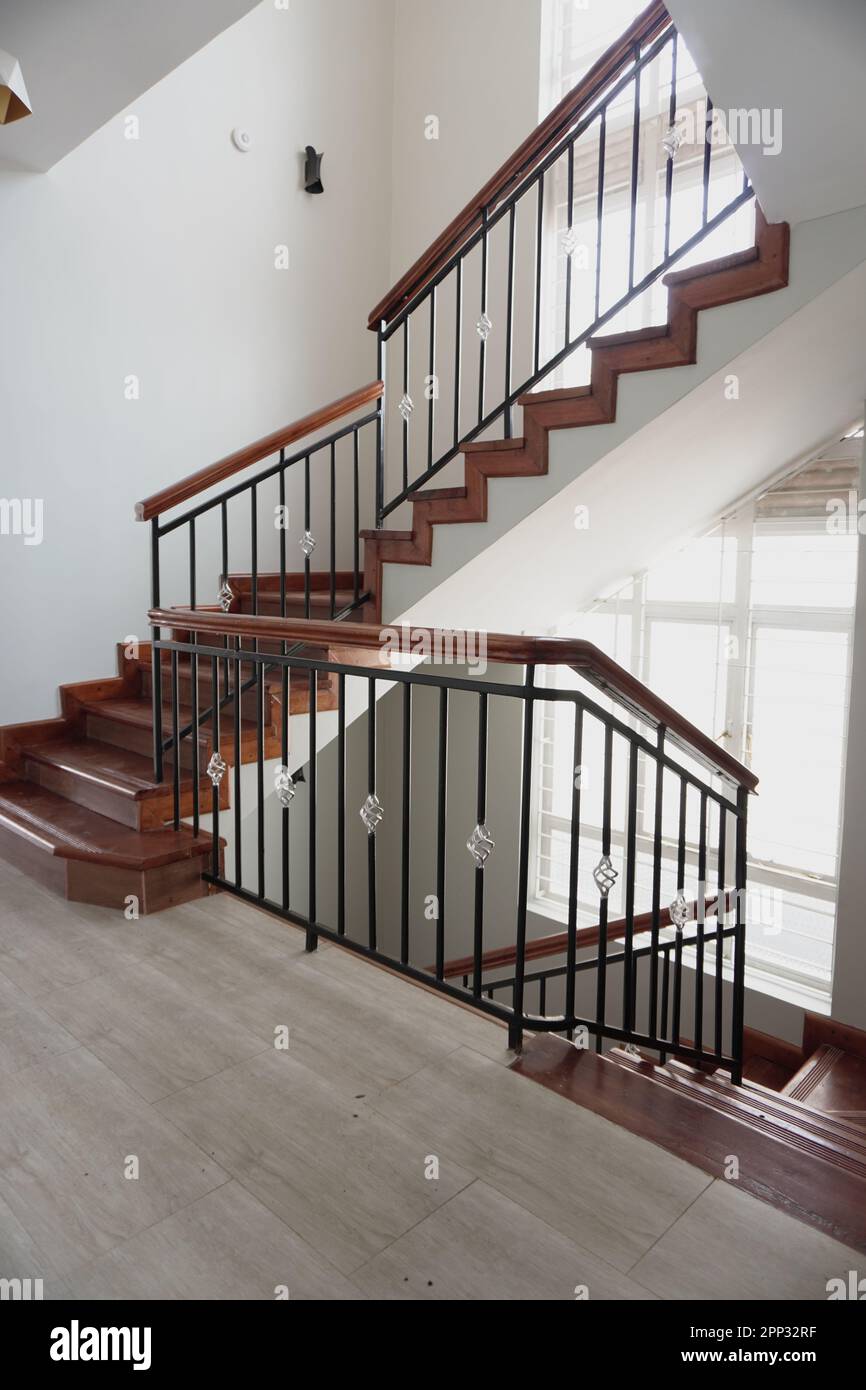 STADTHAUS MIT OFFENER KÜCHE UND SEHR SCHÖNEN TREPPEN, AUCH DIE KLEIDERSCHRÄNKE SIND NEU Stockfoto