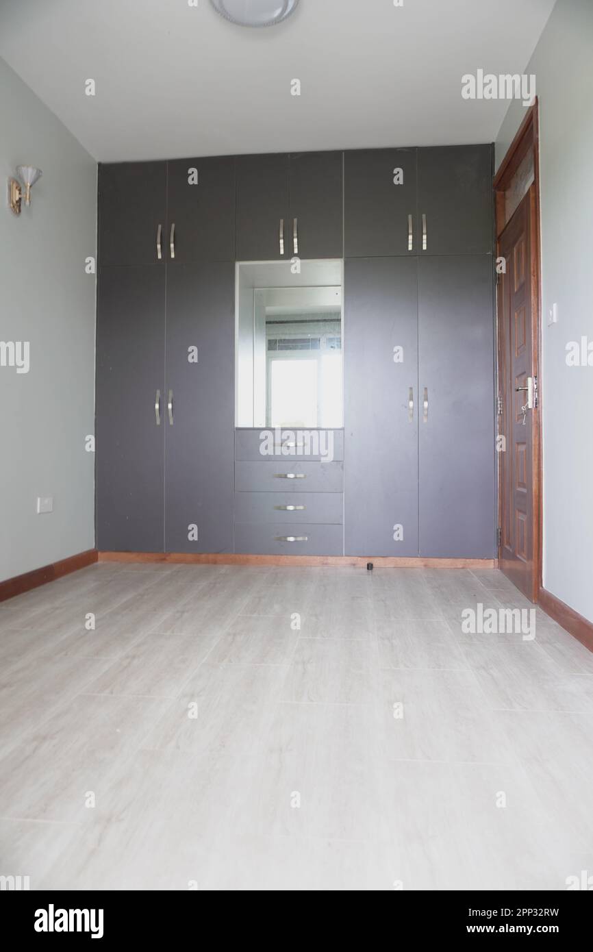 STADTHAUS MIT OFFENER KÜCHE UND SEHR SCHÖNEN TREPPEN, AUCH DIE KLEIDERSCHRÄNKE SIND NEU Stockfoto