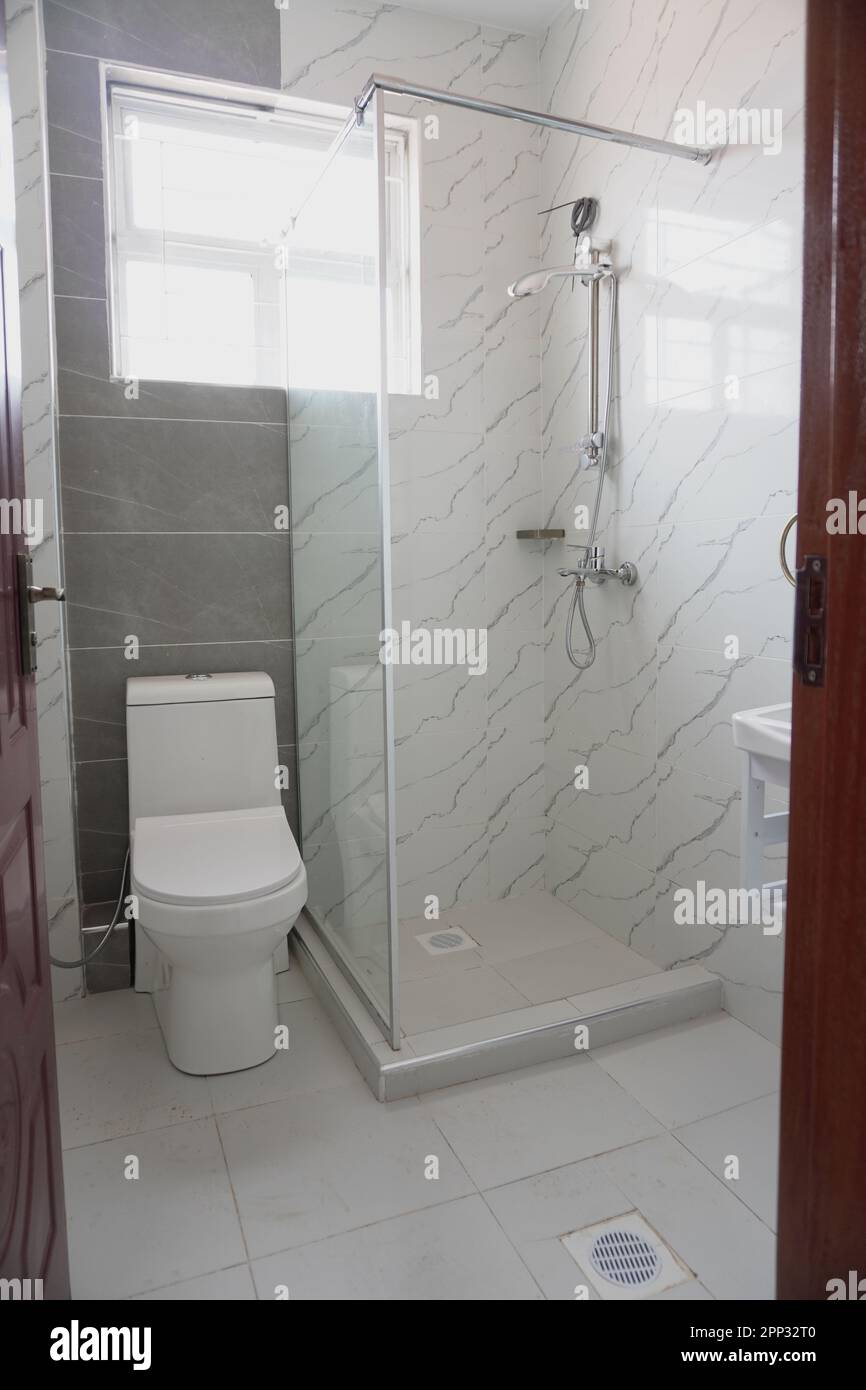 STADTHAUS MIT OFFENER KÜCHE UND SEHR SCHÖNEN TREPPEN, AUCH DIE KLEIDERSCHRÄNKE SIND NEU Stockfoto