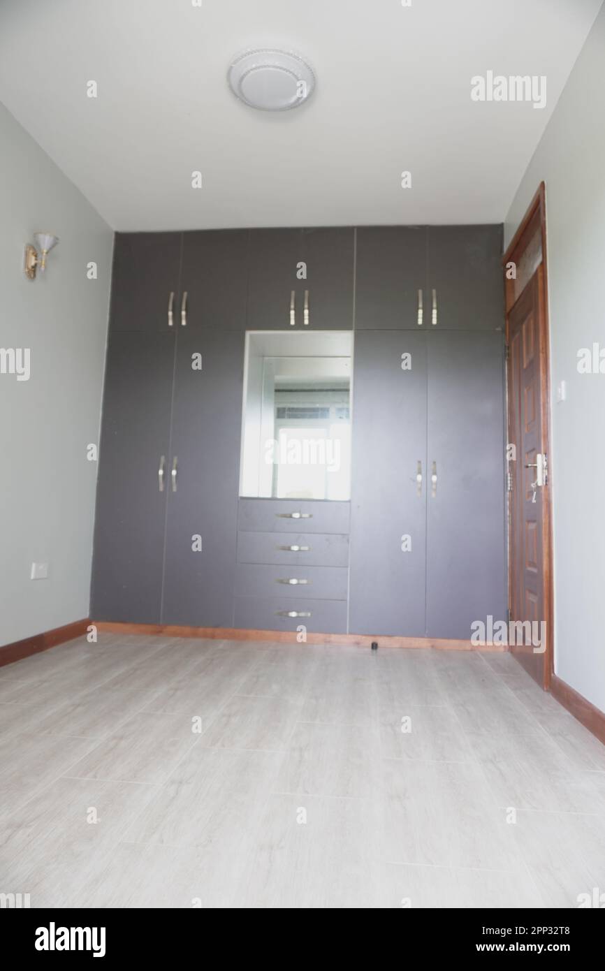 STADTHAUS MIT OFFENER KÜCHE UND SEHR SCHÖNEN TREPPEN, AUCH DIE KLEIDERSCHRÄNKE SIND NEU Stockfoto