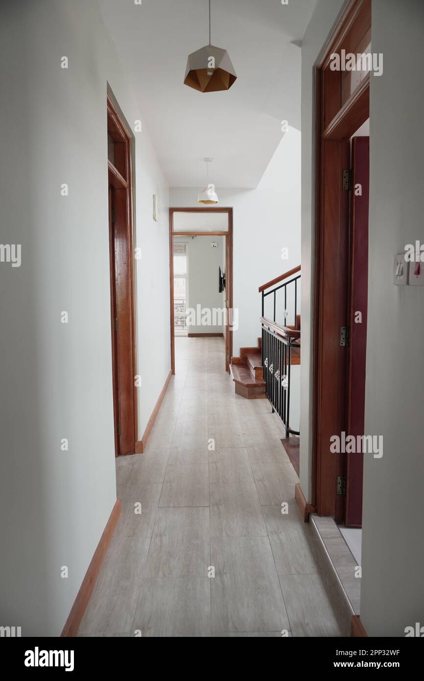 STADTHAUS MIT OFFENER KÜCHE UND SEHR SCHÖNEN TREPPEN, AUCH DIE KLEIDERSCHRÄNKE SIND NEU Stockfoto