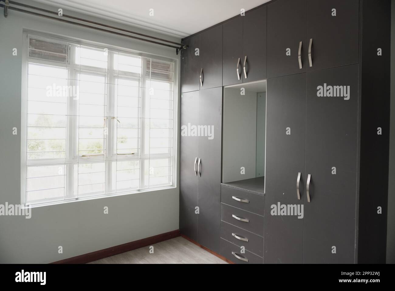 STADTHAUS MIT OFFENER KÜCHE UND SEHR SCHÖNEN TREPPEN, AUCH DIE KLEIDERSCHRÄNKE SIND NEU Stockfoto