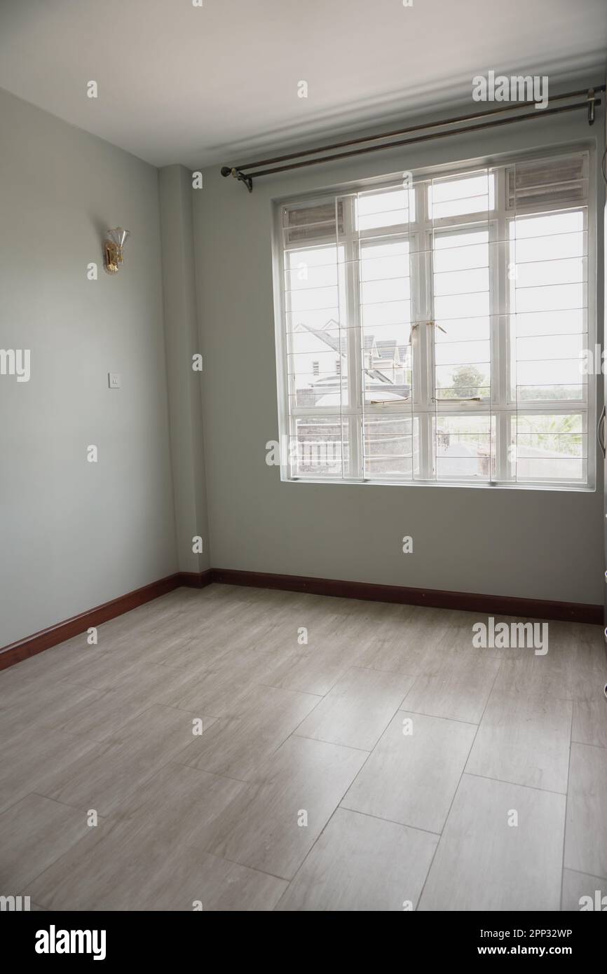 STADTHAUS MIT OFFENER KÜCHE UND SEHR SCHÖNEN TREPPEN, AUCH DIE KLEIDERSCHRÄNKE SIND NEU Stockfoto