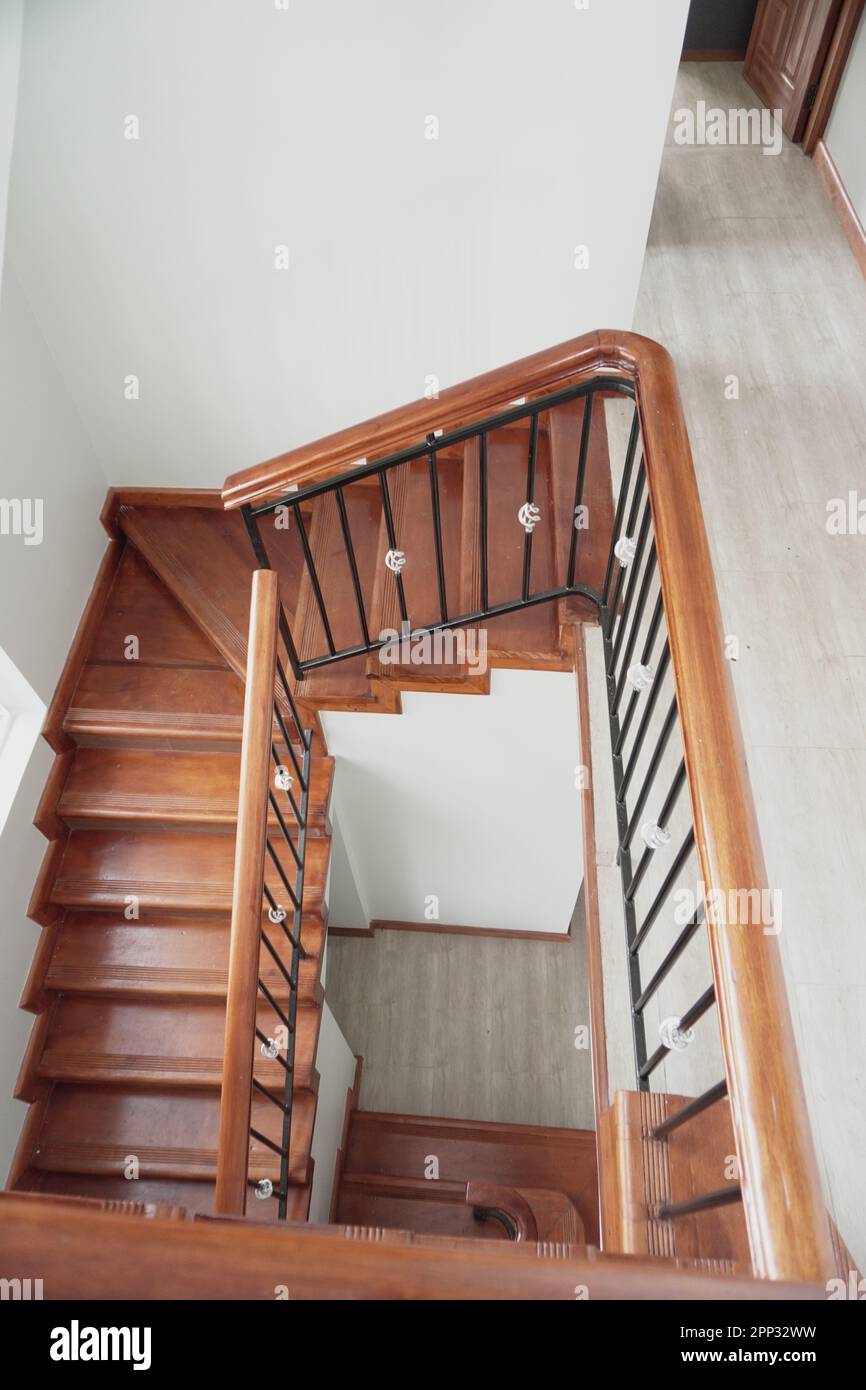 STADTHAUS MIT OFFENER KÜCHE UND SEHR SCHÖNEN TREPPEN, AUCH DIE KLEIDERSCHRÄNKE SIND NEU Stockfoto