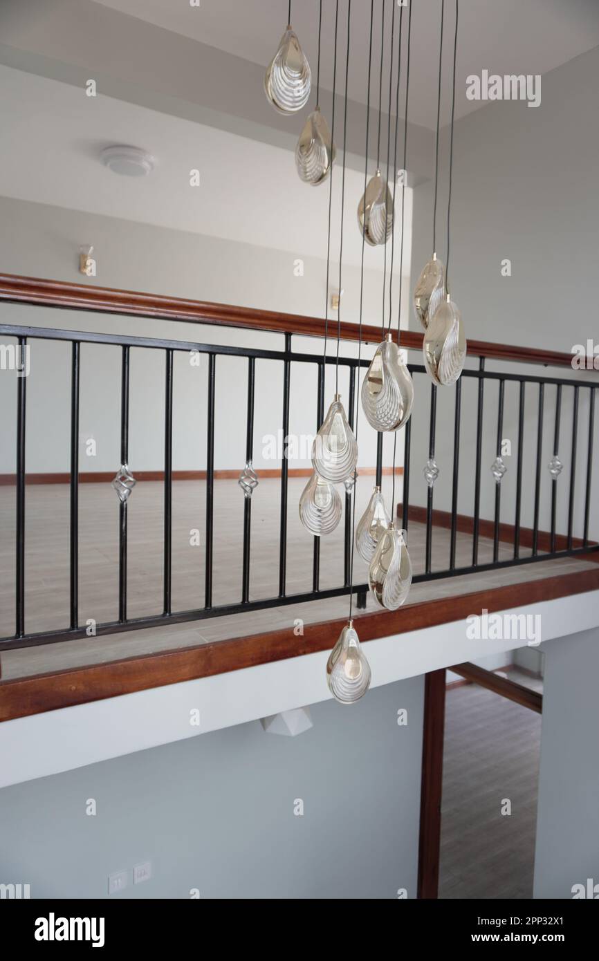 STADTHAUS MIT OFFENER KÜCHE UND SEHR SCHÖNEN TREPPEN, AUCH DIE KLEIDERSCHRÄNKE SIND NEU Stockfoto