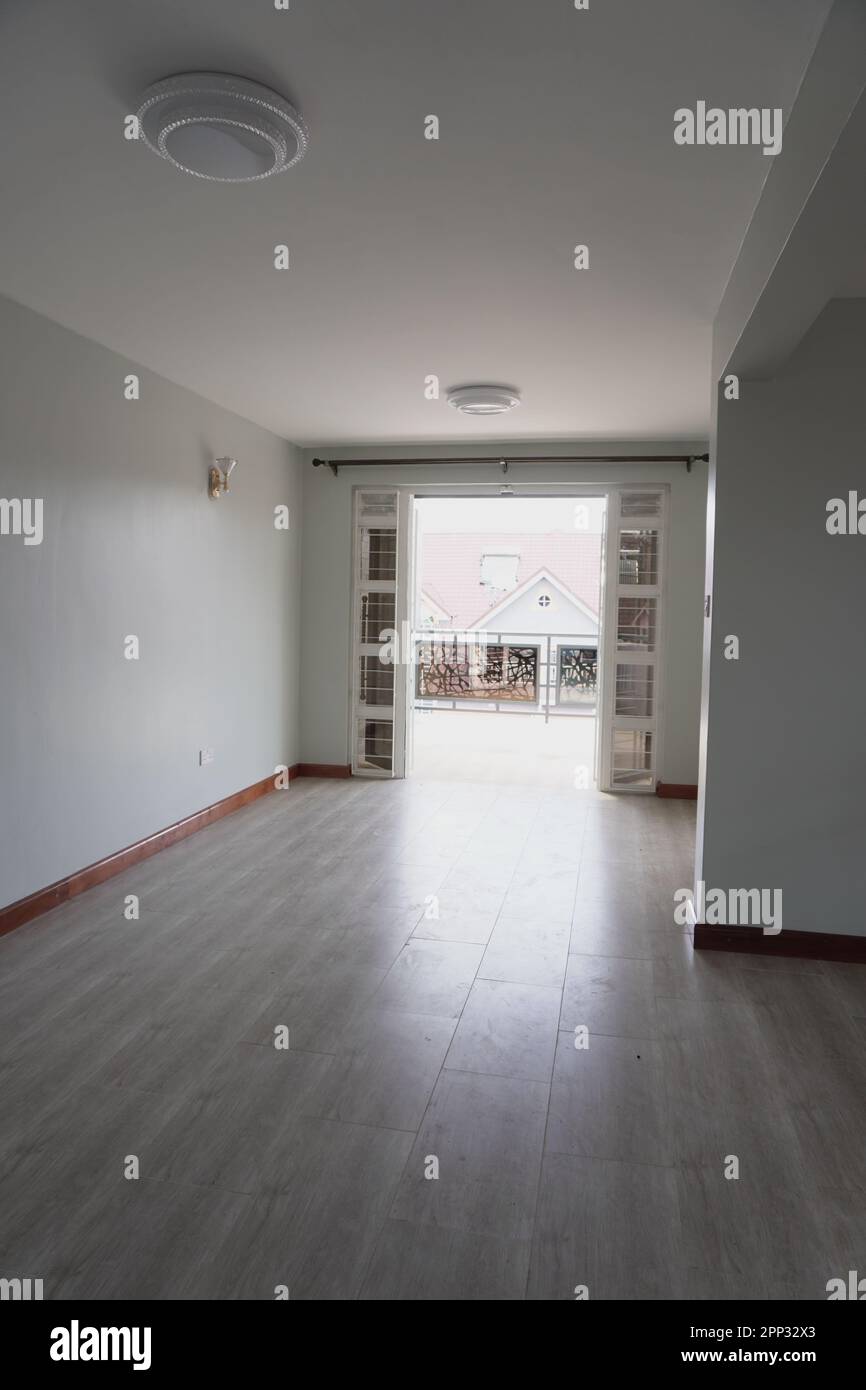 STADTHAUS MIT OFFENER KÜCHE UND SEHR SCHÖNEN TREPPEN, AUCH DIE KLEIDERSCHRÄNKE SIND NEU Stockfoto