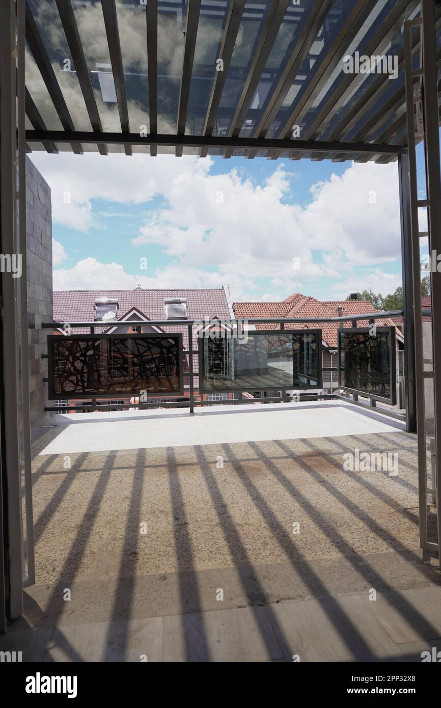 STADTHAUS MIT OFFENER KÜCHE UND SEHR SCHÖNEN TREPPEN, AUCH DIE KLEIDERSCHRÄNKE SIND NEU Stockfoto
